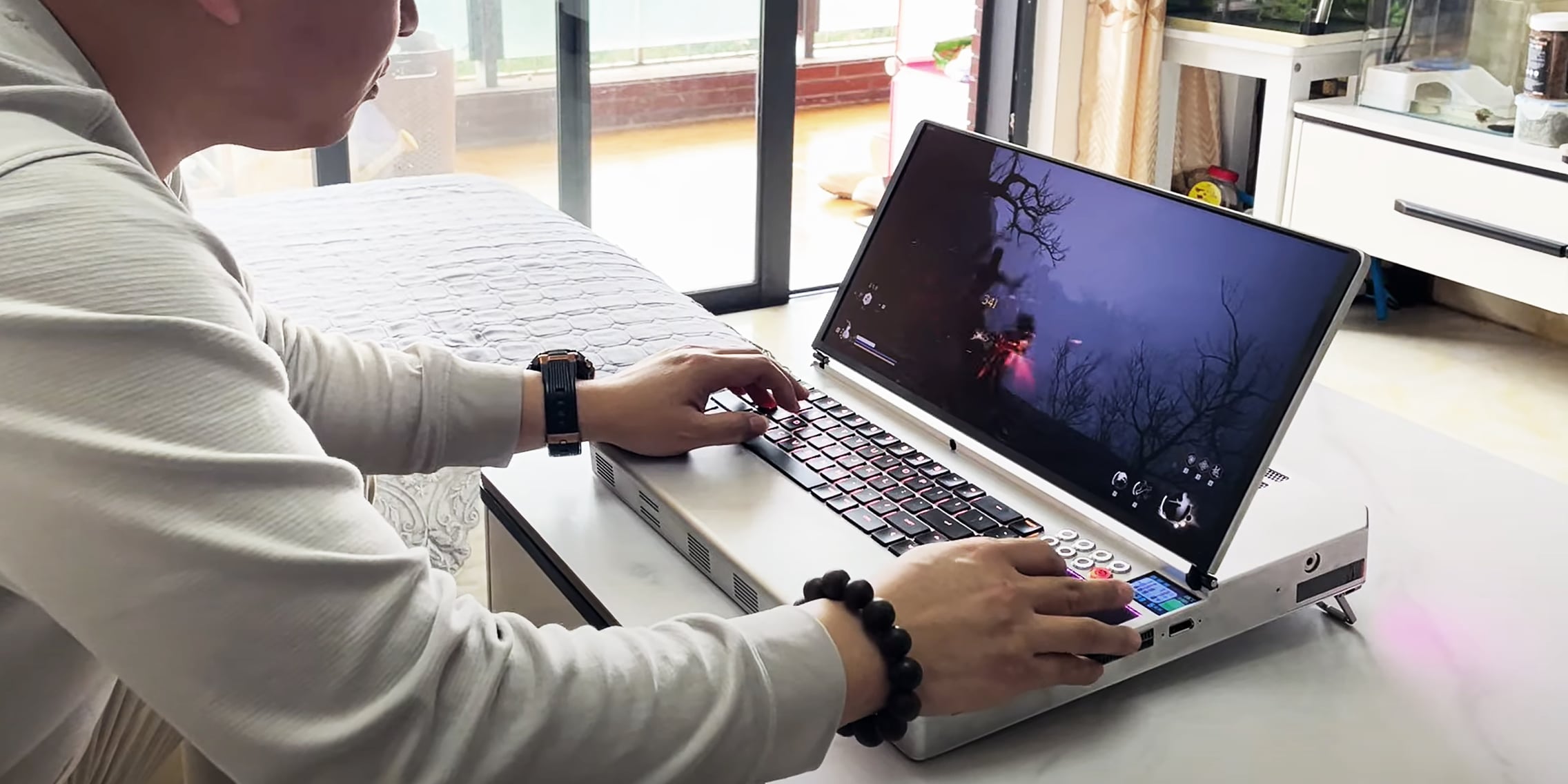 UHPILCL: Mini-ITX laptop with water cooling and desktop RTX-5090